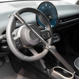 Wiltec Lenkradsperre aus Aluminium am Lenkrad eines Autos zur Diebstahlsicherung.