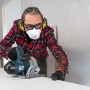 Mann mit 3M Peltor Kapselgehörschutz X2A, Schutzbrille und Maske beim Sägen.