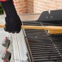Weber Grillbürste mit Bambusgriff reinigt Grillrost. Edelstahlborsten entfernen Schmutz.