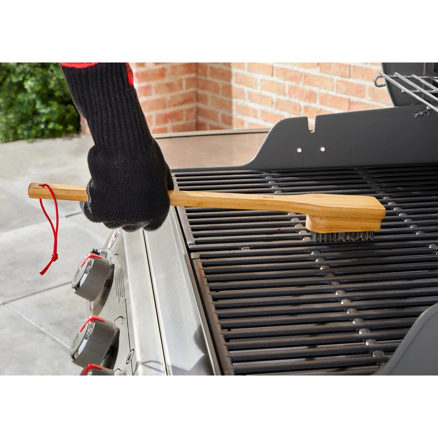 Weber Grillbürste mit Bambusgriff reinigt Grillrost. Edelstahlborsten entfernen Schmutz.