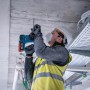 Bosch Professional Akku-Bohrhammer GBH 18V-22 beim Bohren in Beton.