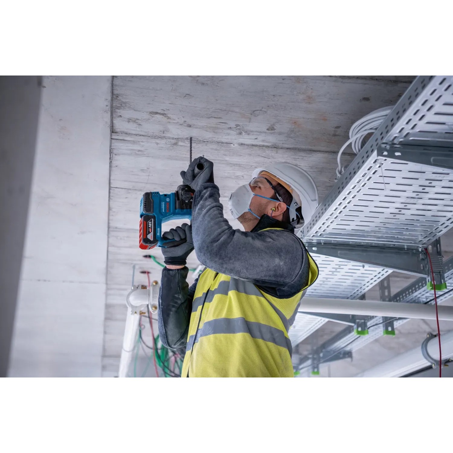Bosch Professional Akku-Bohrhammer GBH 18V-22 beim Bohren in Beton.