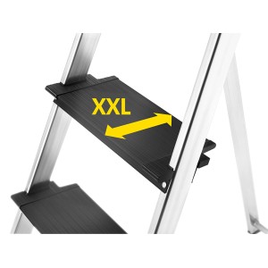 Detailaufnahme einer Hailo Alu-Sicherheits-Stehleiter mit XXL-Stufe und Anti-Rutsch-Riffelung.
