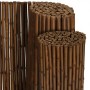 Dunkelbrauner Bambus Sichtschutz Zaun, vertikal und gerollt. Robuste Bambusrohre Ø 2-3cm.