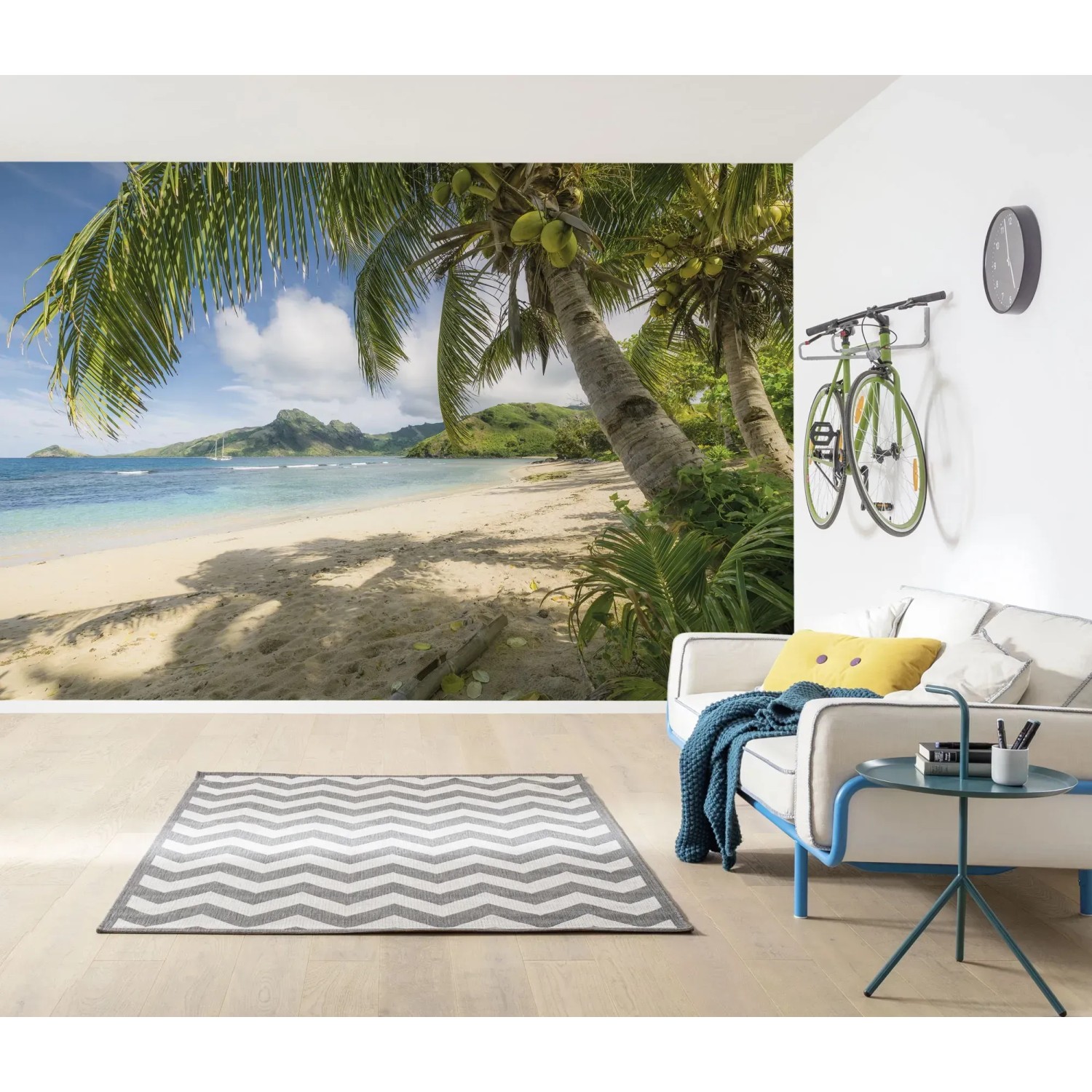 Komar Fototapete Castaway (368x254 cm) mit Strandmotiv im Wohnraum.