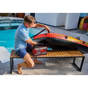 Einhell Akku-Kompressor Pressito 18/25 beim Aufpumpen eines Schlauchbootes am Pool.