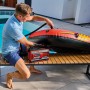Einhell Akku-Kompressor Pressito 18/25 beim Aufpumpen eines Schlauchbootes am Pool.