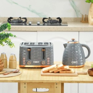 HOMCOM Wasserkocher und Toaster Set in Grau mit Kupferakzenten auf Holztisch, bereit für ein stilvolles Frühstück in der Küche.