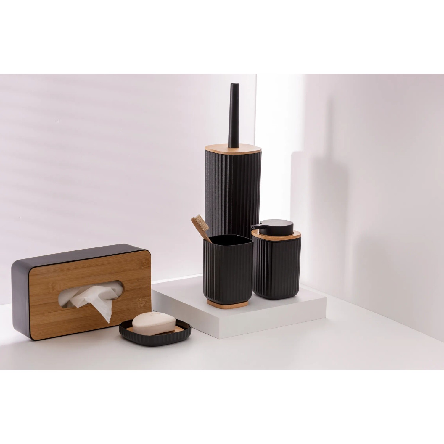 WENKO Rotello Bad-Accessoires Set in Schwarz mit Bambus: Zahnputzbecher, Seifenspender, WC-Garnitur und Kosmetiktuchbox.