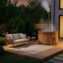 Holz-Badefass Bergen mit Ofen auf Holzterrasse, mit Leiter, Sitzbank und Sofa.