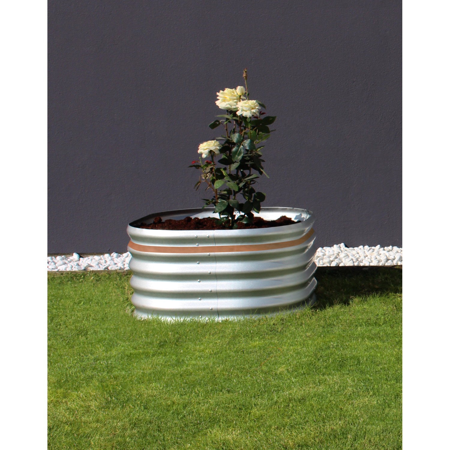 Rundes Vitavia Hochbeet Vita 401 aus Zink-Alu mit Bepflanzung im Garten.