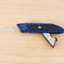 Blaues LUX Universalmesser Classic mit Trapezklingen zum Basteln.