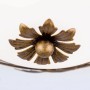 Detailaufnahme: Antike Deckenleuchte Fleur mit floralem Dekor und opalem Glasschirm.
