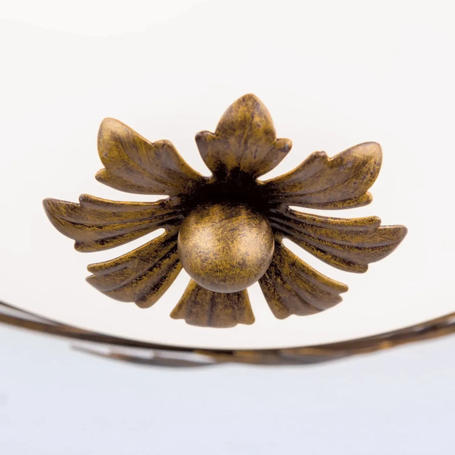Detailaufnahme: Antike Deckenleuchte Fleur mit floralem Dekor und opalem Glasschirm.