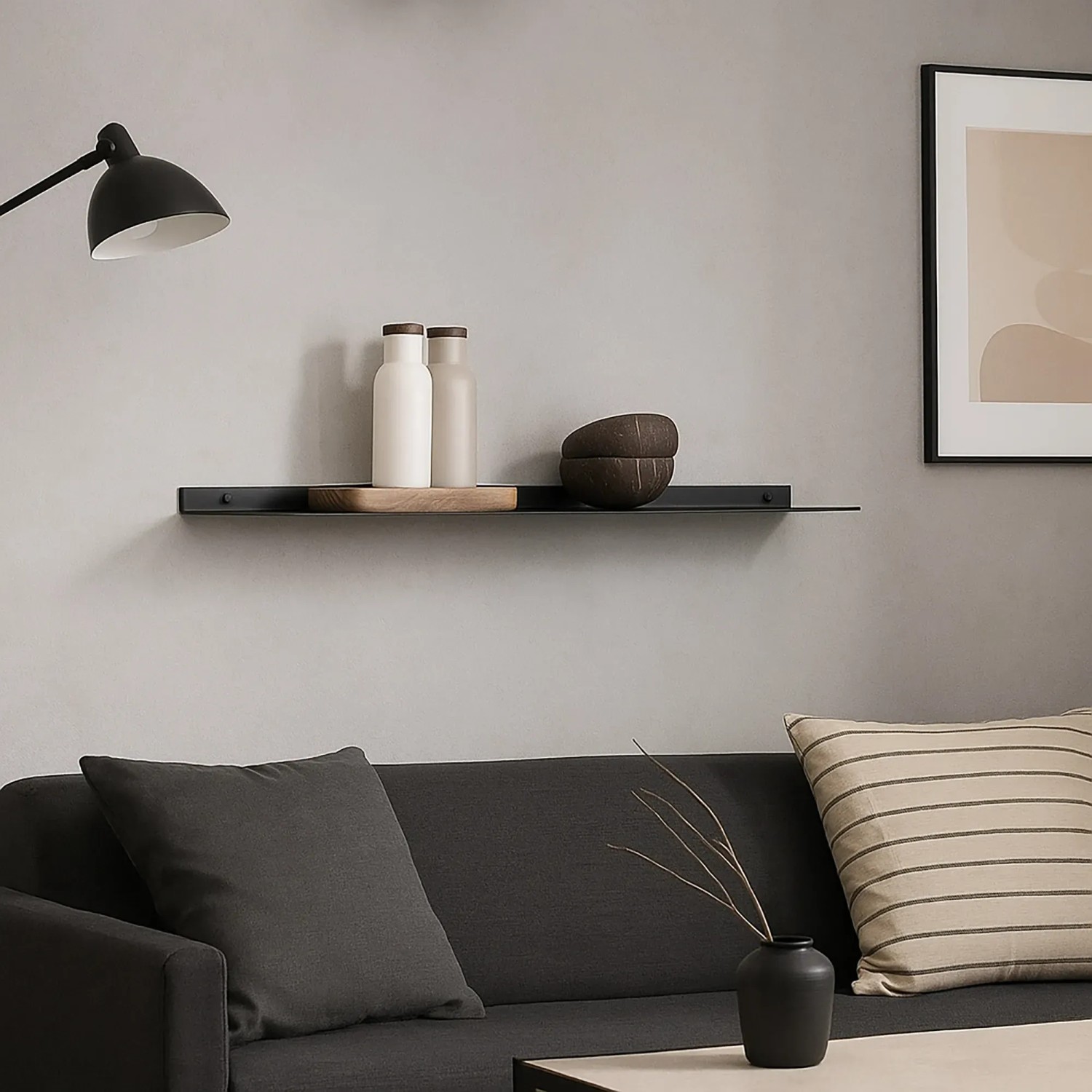 Schwarzes FIFITARA Wandregal, 40cm, 2er Set aus Stahl, als Bücherregal an grauer Wand.