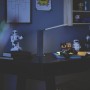 Schwarze Philips LED-Tischleuchte Amber mit Akku auf Schreibtisch mit Deko.