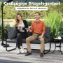Graues 2-Sitzer Garten Lounge Sofa mit schwarzen Metallrahmen und bequemen Kissen, besetzt von zwei Personen im Garten.