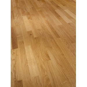 Verlegtes, mattes Parador Parkett 3060 Natur Eiche Schiffsboden im Raum.