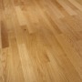 Verlegtes, mattes Parador Parkett 3060 Natur Eiche Schiffsboden im Raum.