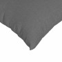 Nahaufnahme eines dunkelgrauen Sofakissens aus Stoff mit feiner Webstruktur. Modernes Kissen für Sofa oder Sessel.