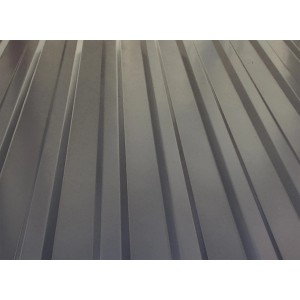 Detailaufnahme: Trapezblech des Weka Flachdach-Doppelcarports, verzinkter Stahl.