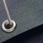 Detailaufnahme: Graue Plane mit Öse und Seilzug. Ösenset für Seilzüge, 15 mm.