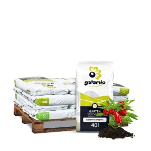 Galamio Gärtnerkompost 40l Säcke auf Palette, daneben eine Paprikapflanze in Erde. Ideal für Garten und Pflanzen.