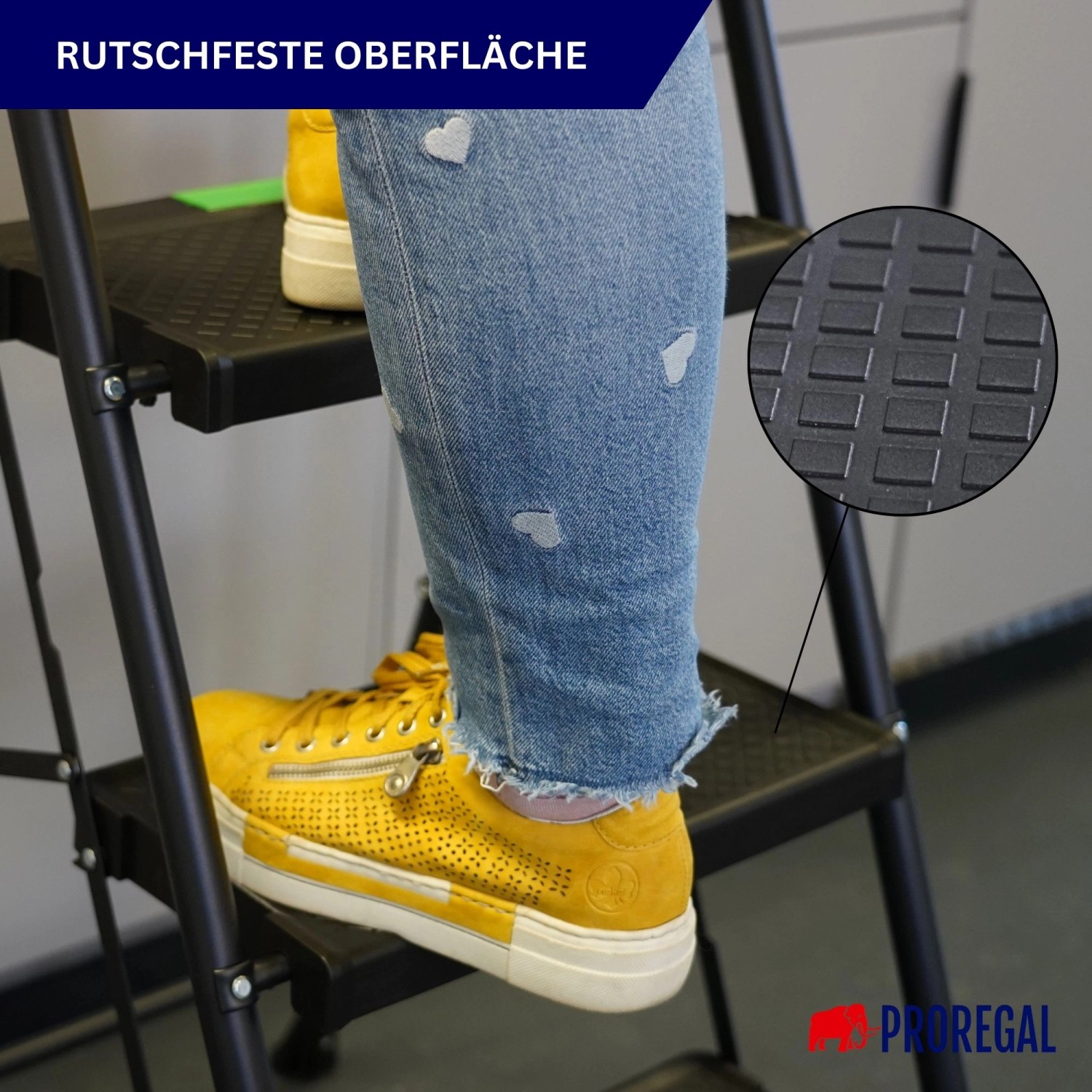 Detailaufnahme: Rutschfeste Stufe der PROREGAL Profi-Trittleiter für sicheren Halt.