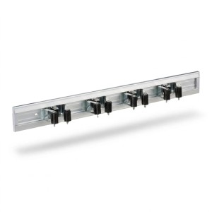 Silberne Relaxdays Aluminium-Geräteleiste mit 8 verstellbaren schwarzen Klemmhaltern für Wandmontage. Ordnung für Garten & Garage.