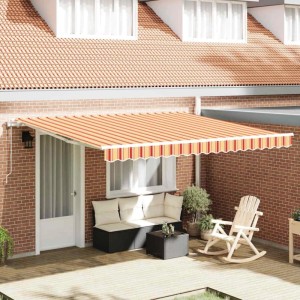 vidaXL Einziehbare Markise, gelb-orange, 400x300 cm, montiert an einer Hauswand über einer Terrassengarnitur.