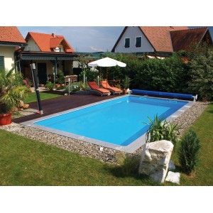 Steinbach Styropor Pool-Set im Garten mit Liegen und Sonnenschirm. Blauer Pool mit grauer Umrandung.