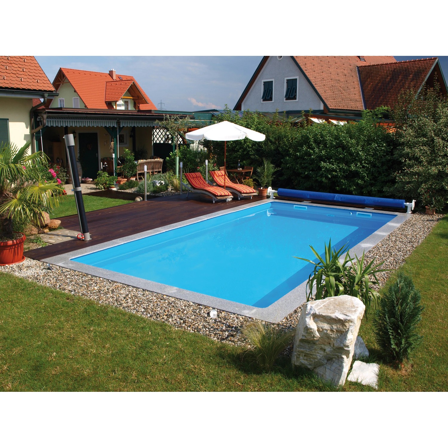 Steinbach Styropor Pool-Set im Garten mit Liegen und Sonnenschirm. Blauer Pool mit grauer Umrandung.