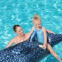 Mutter und Kind auf Bestway Schwimmtier Whaletastic Wonders Walhai im Pool.