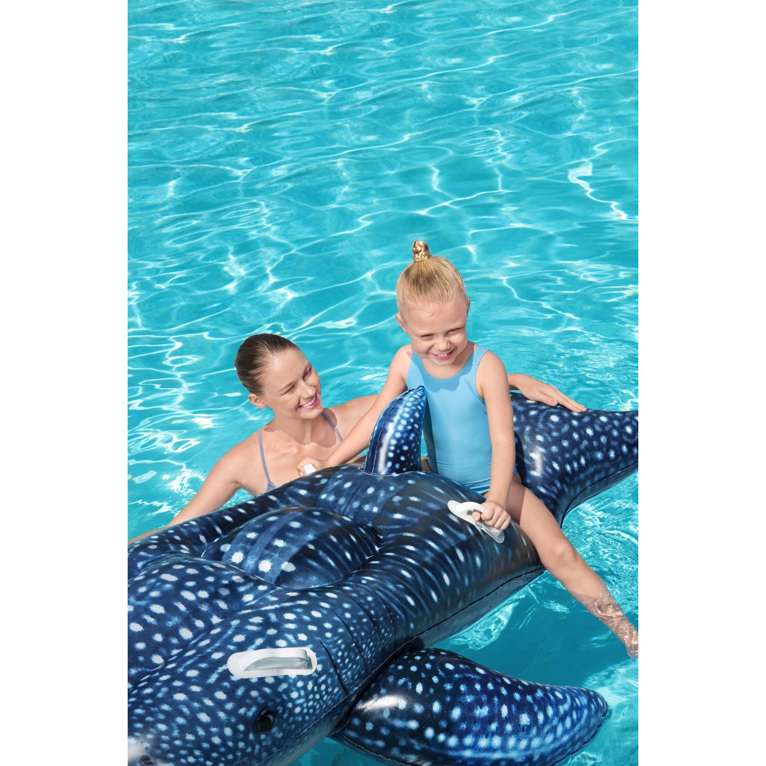 Mutter und Kind auf Bestway Schwimmtier Whaletastic Wonders Walhai im Pool.