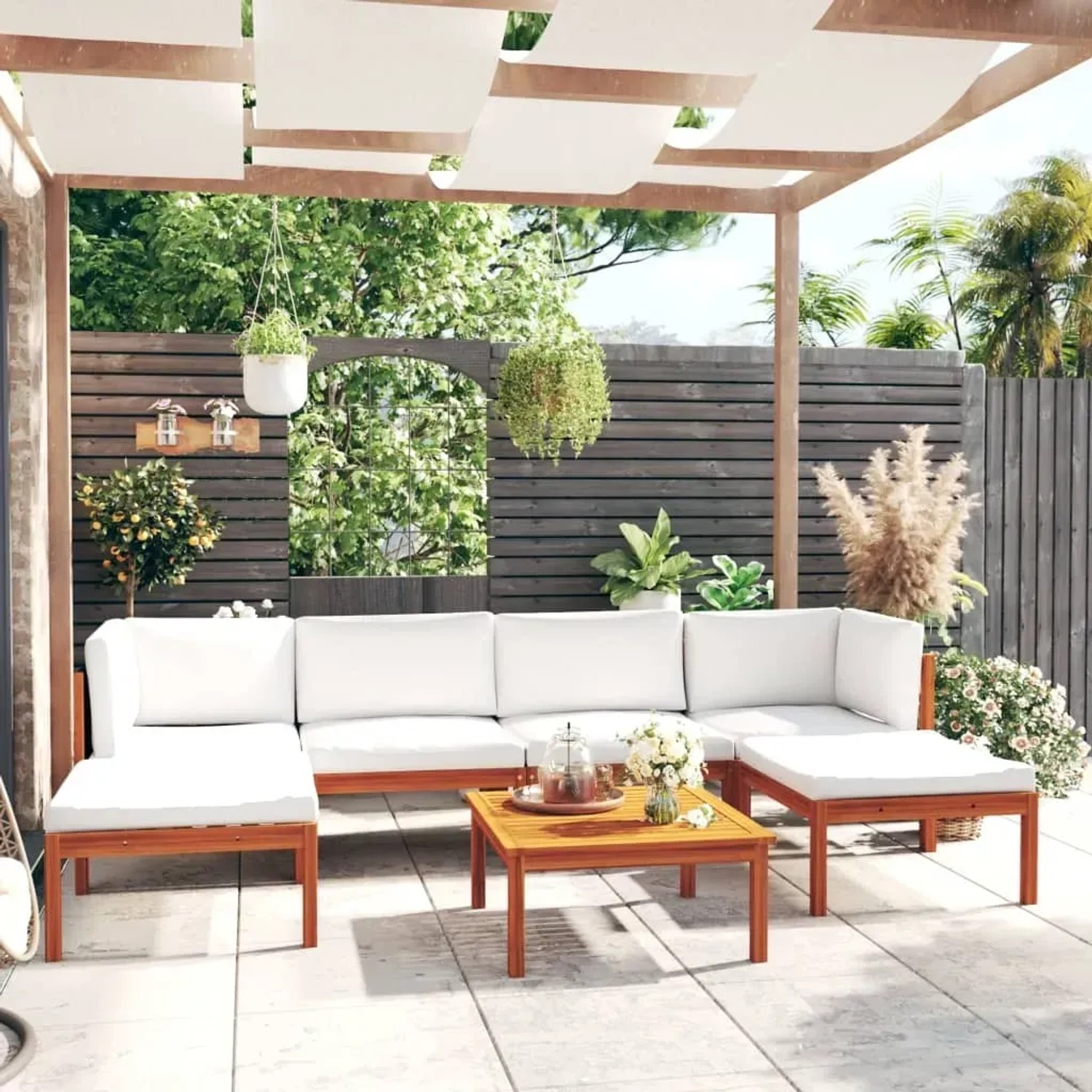 7-teiliges Garten Lounge Set aus Akazienholz mit cremefarbenen Kissen und Seilrückenlehne.