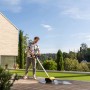 Kärcher PCL 6 Terrassenreiniger im Einsatz auf Holzterrasse. Flächenreiniger mit rotierenden Bürsten.
