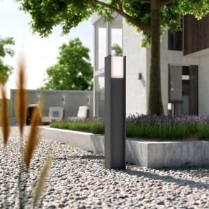 Moderne anthrazitfarbene Philips Hue Turaco LED-Wegeleuchte im Garten.