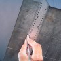 LUX Reißnadel Classic 140 mm beim Anreißen einer Linie auf Metall mit einem Lineal.