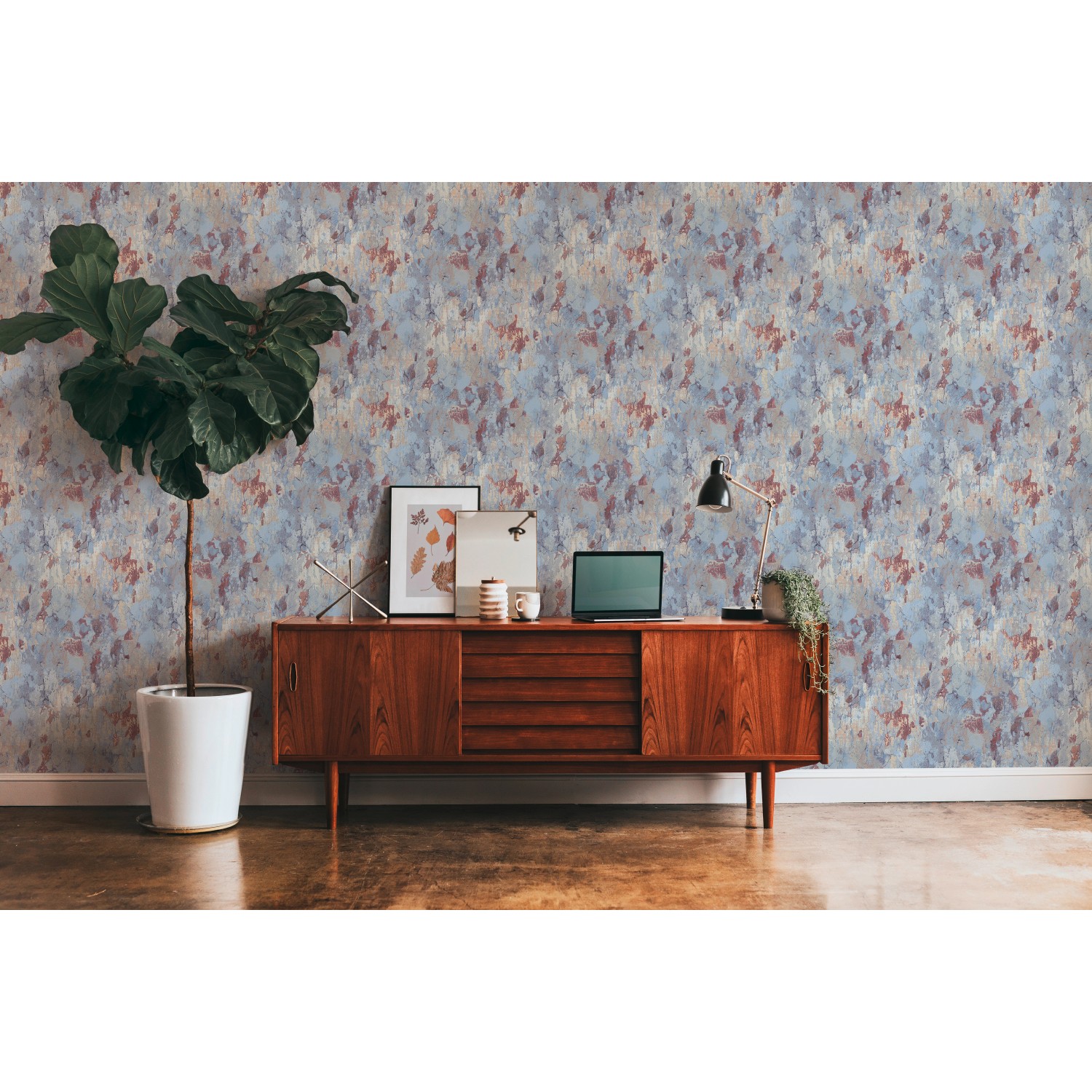 Metropolitan Stories II Vliestapete in Putzoptik vintage blau an Wand hinter Sideboard.
