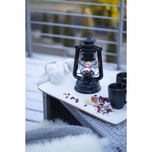 Mattschwarze Feuerhand Sturmlaterne Baby Special 276 auf Tisch mit Getränken und Handschuhen.