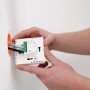 Installation einer Heizfolie Fußbodentemperierung: Detailaufnahme des Temperaturreglers an der Wand.