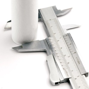 Weiße Orion Lightstyle Kerzenhülse E14 wird mit Messschieber gemessen.