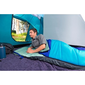 Blauer Schlafsack Wanderlite mit integrierter Isomatte im Zelt, Person liegt darin.