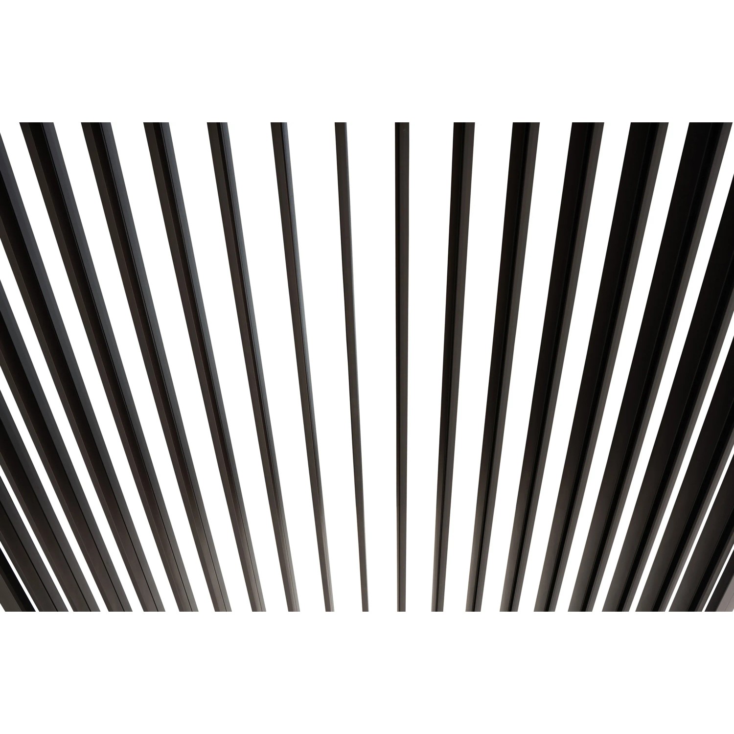 Detailaufnahme der Lamellen einer anthrazitfarbenen Leco Deluxe Lamellenpergola.