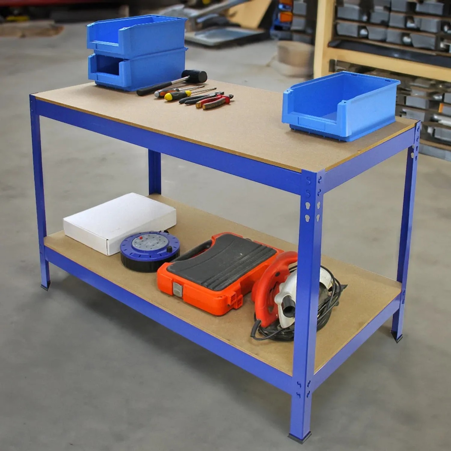 Monstershop Werkbank Q Rax 120cm mit Werkzeug und Zubehör auf zwei Ablagen.