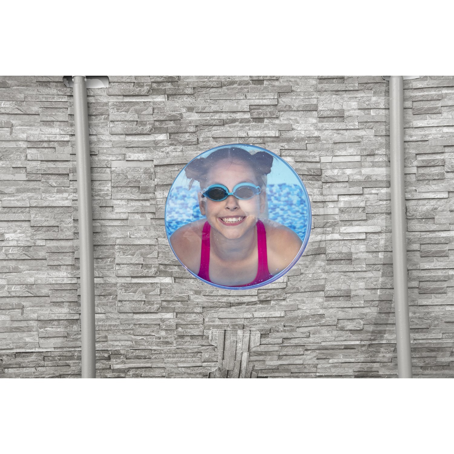 Bestway Stahlrahmenpool mit Fenster: Ovaler Pool mit Mädchen im Wasser.