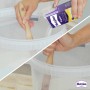 Anrühren von Metylan Papier Tapetenkleister im Eimer mit Rührholz. Transparent trocknend.