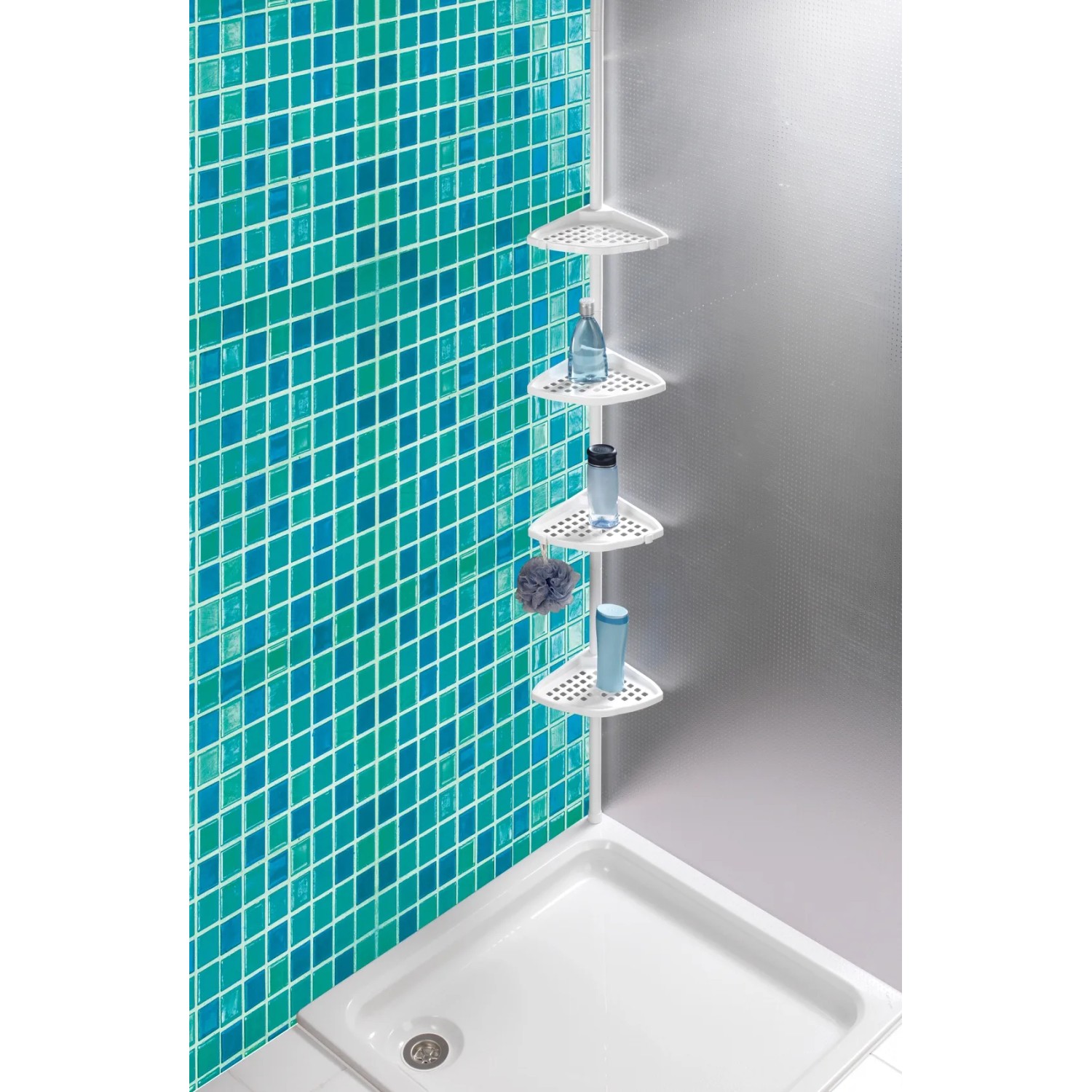 Weißes Wenko Teleskop-Eckregal Opal aus Stahl im Badezimmer mit Duschutensilien.