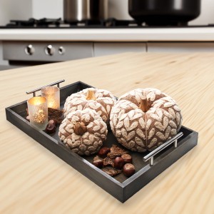 Kobolo Deko Kürbis Set, 3 beige Textil Kürbisse auf Tablett mit Kerze und Kastanien.