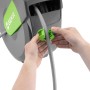 Geka Schlauchbox K25 Grau in Nutzung: Schlauch wird arretiert. Gartenschlauchwagen mit automatischem Aufroller.